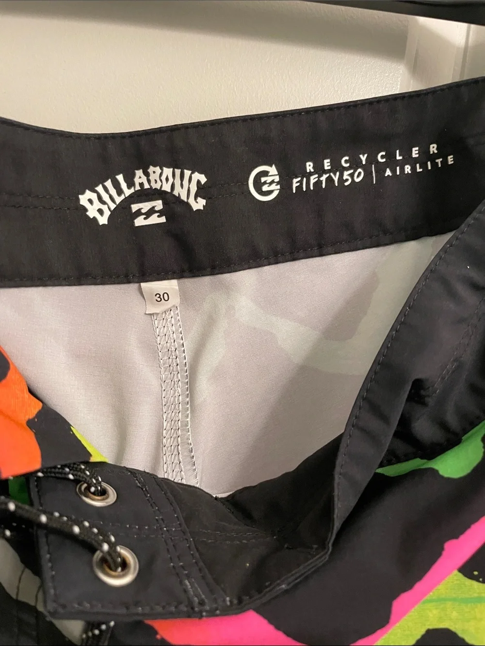 Billabong Fifty50 Airlite Boardshorts Men’s 30 Black Neon Zigzag Surf Swim